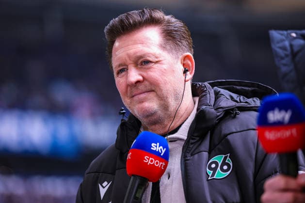 15 03 2026, Football, FC Schalke 04 Hannover 96, 26 Matchday, 2 Fußball Bundesliga, Veltins Arena Gelsenkirchen, Season 2025 2026 Head coach Christian Titz Hannover96 hc DFB regulations prohibit any use of photographs as image sequences and or quasi video Nordrhein Westfalen Germany