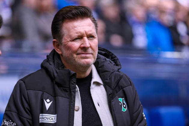 15 03 2026, Football, FC Schalke 04 Hannover 96, 26 Matchday, 2 Fußball Bundesliga, Veltins Arena Gelsenkirchen, Season 2025 2026 Head coach Christian Titz Hannover96 hc DFB regulations prohibit any use of photographs as image sequences and or quasi video Nordrhein Westfalen Germany