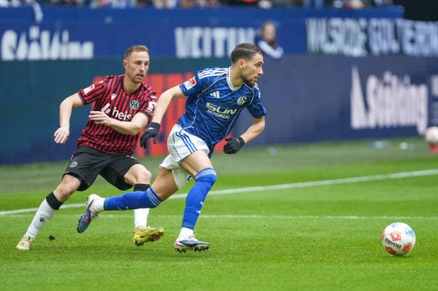 Soccer 2 Bundesliga, Matchday 26, FC Schalke 04 Hannover 96 on 15 03 2026 in Gelsenkirchen VELTINS Arena , Germany, Season 2025 2026 DFB DFL REGULATIONS PROHIBIT ANY USE OF PHOTOGRAPHS as IMAGE SEQUENCES and or QUASI VIDEO Aouchiche, Adil 24,S04 in duel with Neubauer, Maurice 33,H96 Gelsenkirchen VELTINS Arena Germany Copyright: xChristophxKinzingerx