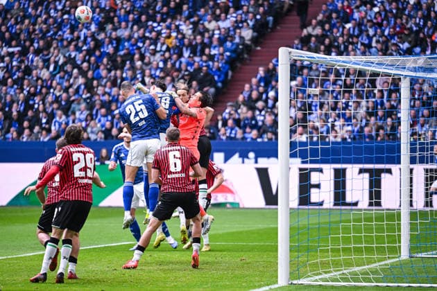 15 03 2026, Football, 2 Bundesliga, Season 2025 2026, Matchday 26, FC Schalke 04 Hannover 96, Corner kick immd Nahuel Noll Hannover 96 stays down afterwards xRHR PHOTO YYx Copyright: KROEGER RHR-FOTOx RHR-FOTO YY