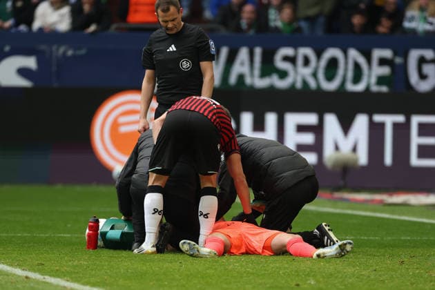 2 Bundesliga FC Schalke 04 Hannover 96 on 15 03 2026 at the Veltins Arena in Schalke Goalkeeper Nahuel Nicolas Noll Hannover Injured, injury, pain MH