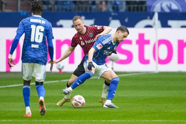 Soccer 2 Bundesliga, Matchday 26, FC Schalke 04 Hannover 96 on 15 03 2026 in Gelsenkirchen VELTINS Arena , Germany, Season 2025 2026 DFB DFL REGULATIONS PROHIBIT ANY USE OF PHOTOGRAPHS as IMAGE SEQUENCES and or QUASI VIDEO Aouchiche, Adil 24,S04 in duel with Neubauer, Maurice 33,H96 Gelsenkirchen VELTINS Arena Germany Copyright: xChristophxKinzingerx