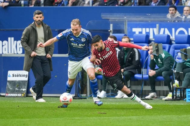 Soccer 2 Bundesliga, Matchday 26, FC Schalke 04 Hannover 96 on 15 03 2026 in Gelsenkirchen VELTINS Arena , Germany, Season 2025 2026 DFB DFL REGULATIONS PROHIBIT ANY USE OF PHOTOGRAPHS as IMAGE SEQUENCES and or QUASI VIDEO Saad, Elias 24,H96 in duel with Becker, Timo 5,S04 in front of Miron Muslic head coach S04 Gelsenkirchen VELTINS Arena Germany Copyright: xChristophxKinzingerx