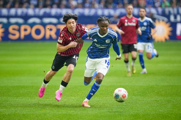 Soccer 2 Bundesliga, Matchday 26, FC Schalke 04 Hannover 96 on 15 03 2026 in Gelsenkirchen VELTINS Arena , Germany, Season 2025 2026 DFB DFL REGULATIONS PROHIBIT ANY USE OF PHOTOGRAPHS as IMAGE SEQUENCES and or QUASI VIDEO Ndiaye, Moussa 16,S04 in duel with Yokota, Daisuke 18,H96 Gelsenkirchen VELTINS Arena Germany Copyright: xChristophxKinzingerx