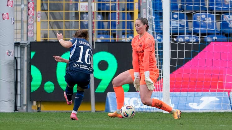 from left goal scorer Dominika Grabowska TSG, 16 , Luisa Palmen goalkeeper, goalkeeper, SGS, 21 , scores the goal to 4 0, goal, goal success, highlight, action, action scene, 15 03 2026, Sinsheim Hoffenheim Germany , Football, Google Pixel Women Bundesliga, TSG 1899 Hoffenheim SGS Essen, DFB DFL REGULATIONS PROHIBIT ANY USE OF PHOTOGRAPHS AS IMAGE SEQUENCES AND OR QUASI VIDEO xozx