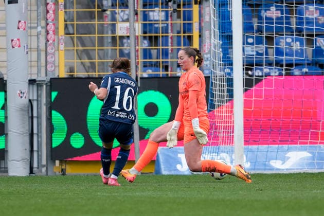 from left goal scorer Dominika Grabowska TSG, 16 , Luisa Palmen goalkeeper, goalkeeper, SGS, 21 , scores the goal to 4 0, goal, goal success, highlight, action, action scene, 15 03 2026, Sinsheim Hoffenheim Germany , Football, Google Pixel Women Bundesliga, TSG 1899 Hoffenheim SGS Essen, DFB DFL REGULATIONS PROHIBIT ANY USE OF PHOTOGRAPHS AS IMAGE SEQUENCES AND OR QUASI VIDEO xozx