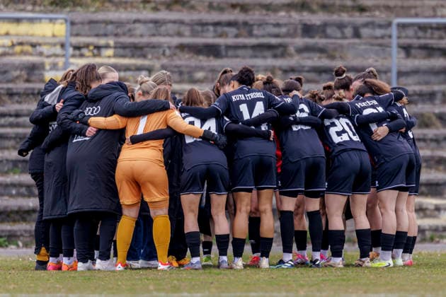 Ingolstadt, Germany 15 March 2026 2 BL Women 2025 2026 FC Ingolstadt 04 vs VfB Stuttgart In the picture The FCI players form a team circle to close ranks ESV Stadion Bayern Copyright: xFotostandx xSchäferx