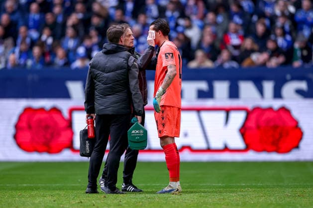 15 03 2026, Football, FC Schalke 04 Hannover 96, Matchday 26, 2 Fußball Bundesliga, Veltins Arena Gelsenkirchen, Season 2025 2026 Goalkeeper Nahuel Noll Hannover96 01 receives medical treatment DFB regulations prohibit any use of photographs as image sequences and or quasi video Nordrhein Westfalen Germany
