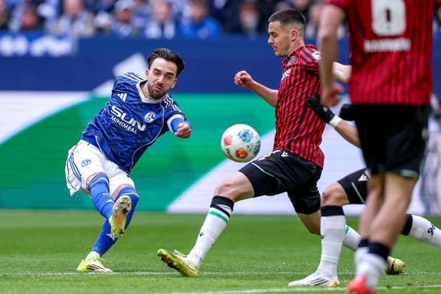 15 03 2026, Football, FC Schalke 04 Hannover 96, Matchday 26, 2 Fußball Bundesliga, Veltins Arena Gelsenkirchen, Saison 2025 2026 Kenan Karaman Schalke04 19 in duel against Bastian Allgeier Hannover96 17 DFB regulations prohibit any use of photographs as image sequences and or quasi video Nordrhein Westfalen Germany