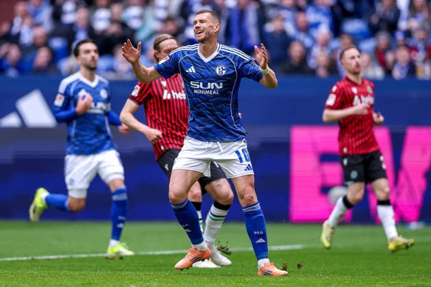 15 03 2026, Football, FC Schalke 04 Hannover 96, Matchday 26, 2 Fußball Bundesliga, Veltins Arena Gelsenkirchen, Season 2025 2026 Edin Dzeko Schalke04 10 angry disappointed gesticulating on the pitch after a missed goal chance DFB regulations prohibit any use of photographs as image sequences and or quasi video Nordrhein Westfalen Germany