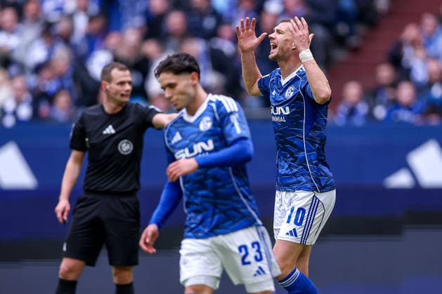 15 03 2026, Football, FC Schalke 04 Hannover 96, Matchday 26, 2 Fußball Bundesliga, Veltins Arena Gelsenkirchen, Season 2025 2026 Edin Dzeko Schalke04 10 angry disappointed gesticulating on the pitch after a missed goal chance DFB regulations prohibit any use of photographs as image sequences and or quasi video Nordrhein Westfalen Germany