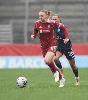 Liverpool Women v Leicester City Women Barclays Women s Super League Ceri Holland of Liverpool Women (left) brings the ball forward during the Barclays Women s Super League match at BrewDog Stadium, St Helens 15 03 2026 UK Newspapers OUT Copyright: xMikexMartinx FIL-23137-0026