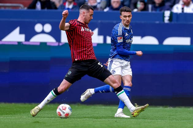 15 03 2026, Football, FC Schalke 04 Hannover 96, Matchday 26, 2 Fußball Bundesliga, Veltins Arena Gelsenkirchen, Saison 2025 2026 Bastian Allgeier Hannover96 17 in duel against Nikola Katic Schalke04 25 DFB regulations prohibit any use of photographs as image sequences and or quasi video Nordrhein Westfalen Germany
