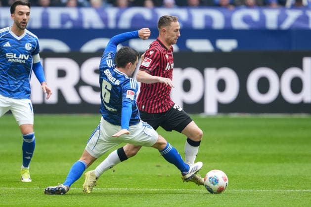 Soccer 2 Bundesliga, Matchday 26, FC Schalke 04 Hannover 96 on 15 03 2026 in Gelsenkirchen VELTINS Arena , Germany, Season 2025 2026 DFB DFL REGULATIONS PROHIBIT ANY USE OF PHOTOGRAPHS as IMAGE SEQUENCES and or QUASI VIDEO Neubauer, Maurice 33,H96 in duel with Schallenberg, Ron 6,S04 Gelsenkirchen VELTINS Arena Germany Copyright: xChristophxKinzingerx