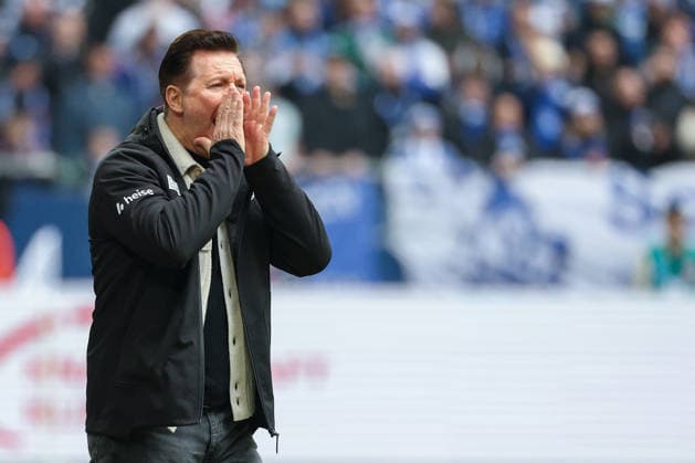 2 Bundesliga FC Schalke 04 Hannover 96 on 15 03 2026 at the Veltins Arena in Schalke Coach Christian Titz Hannover gives loud instructions MH