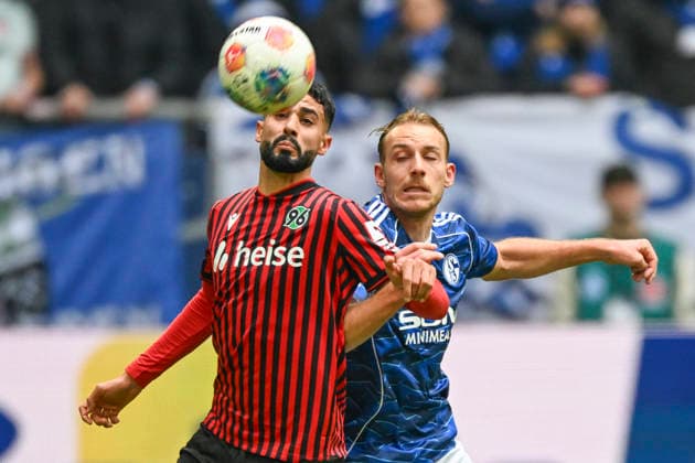 from left in duel Elias Saad Hannover 24 Timo Becker Schalke 5 15 03 2026 ¢ Football ¢ FC Schalke 04 vs Hannover 96, Veltins Arena, Gelsenkirchen, DFB DFL REGULATIONS PROHIBIT ANY USE OF PHOTOGRAPHS AS IMAGE SEQUENCES AND OR QUASI VIDEO Copyright: xpepphotox xHorstxMauelshagenx pep00321, pep_20260315_hm_309936