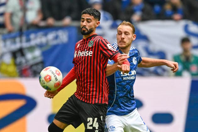 from left in duel Elias Saad Hannover 24 Timo Becker Schalke 5 15 03 2026 ¢ Football ¢ FC Schalke 04 vs Hannover 96, Veltins Arena, Gelsenkirchen, DFB DFL REGULATIONS PROHIBIT ANY USE OF PHOTOGRAPHS AS IMAGE SEQUENCES AND OR QUASI VIDEO Copyright: xpepphotox xHorstxMauelshagenx pep00321, pep_20260315_hm_309937