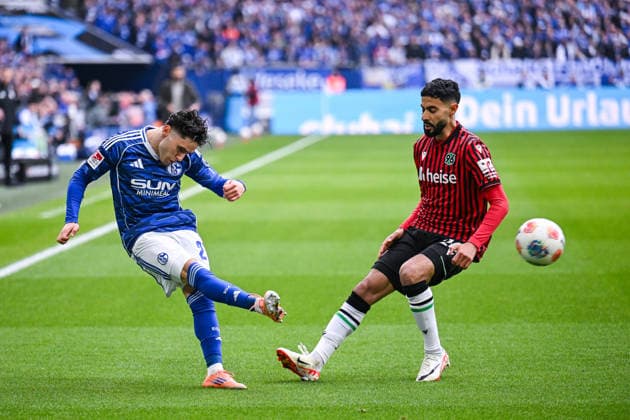 15 03 2026, Football, 2 Bundesliga, Season 2025 2026, Matchday 26, FC Schalke 04 Hannover 96, Soufiane El Faouzi FC Schalke 04 , Elias Saad Hannover 96 xRHR PHOTO YYx Copyright: KROEGER RHR-FOTOx RHR-FOTO YY