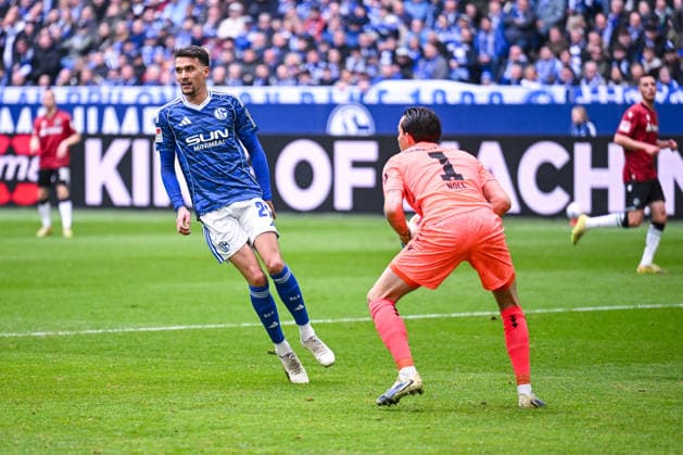 15 03 2026, Football, 2 Bundesliga, Season 2025 2026, Matchday 26, FC Schalke 04 Hannover 96, Dejan Ljubicic FC Schalke 04 , Nahuel Noll Hannover 96 xRHR PHOTO YYx Copyright: KROEGER RHR-FOTOx RHR-FOTO YY
