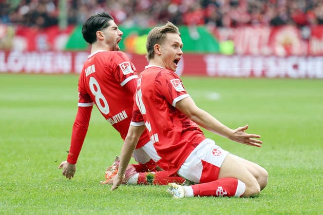15 03 2026, xrekx, Fußball 2 Bundesliga, 1 FC Kaiserslautern Karlsruher SC v l Torjubel nach dem Tor zum celebrating the goal celebrate 1 0 durch Semih Sahin 1 FC Kaiserslautern mit Naatan Skyttä Skyttae 1 FC Kaiserslautern DFL DFB REGULATIONS PROHIBIT ANY USE OF PHOTOGRAPHS as IMAGE SEQUENCES and or QUASI VIDEO Kaiserslautern