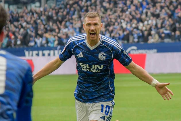 Edin Dzeko Schalke 10 cheers after scoring 1 0 15 03 2026 ¢ Football ¢ FC Schalke 04 vs Hannover 96, Veltins Arena, Gelsenkirchen, DFB DFL REGULATIONS PROHIBIT ANY USE OF PHOTOGRAPHS AS IMAGE SEQUENCES AND OR QUASI VIDEO Copyright: xpepphotox xHorstxMauelshagenx pep00321, pep_20260315_hm_309844