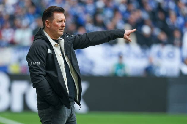 2 Bundesliga FC Schalke 04 Hannover 96 on 15 03 2026 at the Veltins Arena in Schalke Coach Christian Titz Hannover gives loud instructions MH