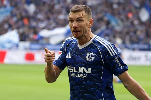 Gelsenkirchen, Germany, 15 03 26, Edin Dzeko FC Schalke 04 celebrates after his goal to make it 1-0 during the Bundesliga 2 match between FC Schalke 04 Hannover 96 at the Veltins Arena in Gelsenkirchen Photo by Joachim Bywaletz DFB DFL REGULATIONS PROHIBIT ANY USE OF PHOTOGRAPHS AS IMAGE SEQUENCES AND OR QUASI VIDEO Copyright: JoachimxBywaletz xJB-Sportfoto