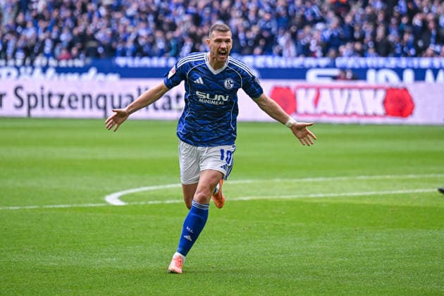 15 03 2026, Football, 2 Bundesliga, Season 2025 2026, Matchday 26, FC Schalke 04 Hannover 96, Edin Džeko Dzeko FC Schalke 04 celebrates the 1-0 goal, xRHR PHOTO YYx Copyright: KROEGER RHR-FOTOx RHR-FOTO YY