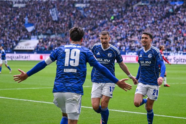 15 03 2026, Football, 2 Bundesliga, Season 2025 2026, Matchday 26, FC Schalke 04 Hannover 96, Edin Džeko Dzeko FC Schalke 04 celebrates the goal for 1 0, Kenan Karaman FC Schalke 04 l , Dejan Ljubicic FC Schalke 04 r xRHR PHOTO YYx Copyright: KROEGER RHR-FOTOx RHR-FOTO YY