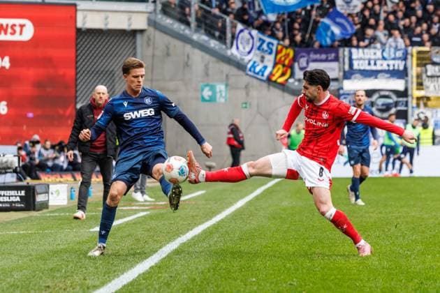 Semi Sahin 1 FC Kaiserslautern in duel with Dzenis Burnic Karlsruher SC , 1 FC Kaiserslautern vs Karlsruher SC, Soccer, 2 Bundesliga, Matchday 26, Season 2025 2026, 15 03 2026 1 FC Kaiserslautern vs Karlsruher SC, Soccer, 2 Bundesliga, Matchday 26, Season 2025 2026, 15 03 2026 Copyright: xEibner-Pressefoto AlexanderxNeisx EP_ANS