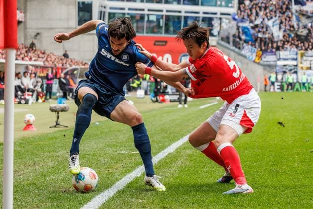 Jisoo Kim 1 FC Kaiserslautern in duel with Roko Simic Karlsruher SC , 1 FC Kaiserslautern vs Karlsruher SC, Soccer, 2 Bundesliga, Matchday 26, Season 2025 2026, 15 03 2026 1 FC Kaiserslautern vs Karlsruher SC, Soccer, 2 Bundesliga, Matchday 26, Season 2025 2026, 15 03 2026 Copyright: xEibner-Pressefoto AlexanderxNeisx EP_ANS