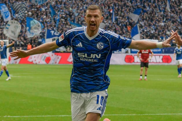 Edin Dzeko Schalke 10 cheers after scoring 1 0 15 03 2026 ¢ Football ¢ FC Schalke 04 vs Hannover 96, Veltins Arena, Gelsenkirchen, DFB DFL REGULATIONS PROHIBIT ANY USE OF PHOTOGRAPHS AS IMAGE SEQUENCES AND OR QUASI VIDEO Copyright: xpepphotox xHorstxMauelshagenx pep00321, pep_20260315_hm_309850
