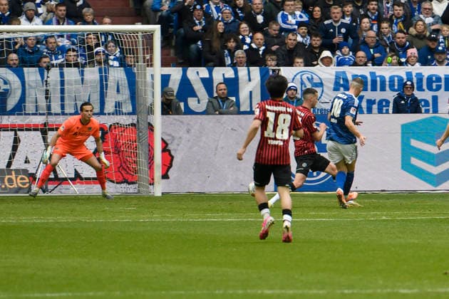 Edin Dzeko Schalke 10 scores the goal for 1 0 15 03 2026 ¢ Football ¢ FC Schalke 04 vs Hannover 96, Veltins Arena, Gelsenkirchen, DFB DFL REGULATIONS PROHIBIT ANY USE OF PHOTOGRAPHS AS IMAGE SEQUENCES AND OR QUASI VIDEO Copyright: xpepphotox xHorstxMauelshagenx pep00321, pep_20260315_hm_41190