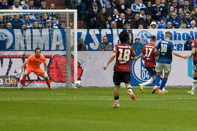 Edin Dzeko Schalke 10 scores the goal for 1 0 15 03 2026 ¢ Football ¢ FC Schalke 04 vs Hannover 96, Veltins Arena, Gelsenkirchen, DFB DFL REGULATIONS PROHIBIT ANY USE OF PHOTOGRAPHS AS IMAGE SEQUENCES AND OR QUASI VIDEO Copyright: xpepphotox xHorstxMauelshagenx pep00321, pep_20260315_hm_41191