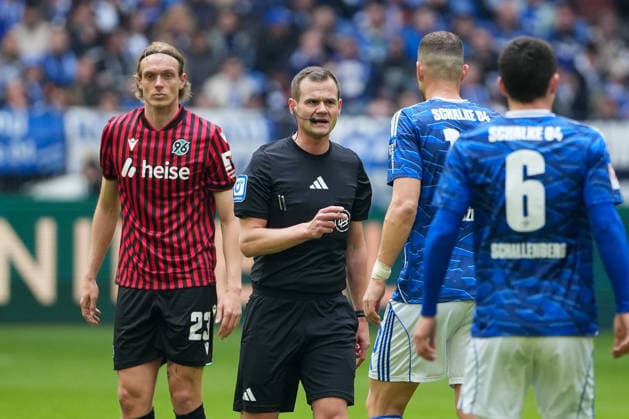 Soccer 2 Bundesliga, Matchday 26, FC Schalke 04 Hannover 96 on 15 03 2026 in Gelsenkirchen VELTINS Arena , Germany, Season 2025 2026 DFB DFL REGULATIONS PROHIBIT ANY USE OF PHOTOGRAPHS as IMAGE SEQUENCES and or QUASI VIDEO In Focus Dr Robin Braun Referee in conversation with Dzeko, Edin 10,S04 Gelsenkirchen VELTINS Arena Germany Copyright: xChristophxKinzingerx