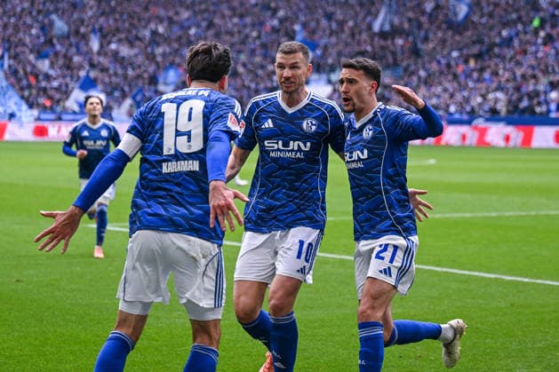 15 03 2026, Football, 2 Bundesliga, Season 2025 2026, Matchday 26, FC Schalke 04 Hannover 96, Edin Džeko Dzeko FC Schalke 04 celebrates the goal for 1 0, Kenan Karaman FC Schalke 04 l , Dejan Ljubicic FC Schalke 04 r xRHR PHOTO YYx Copyright: KROEGER RHR-FOTOx RHR-FOTO YY