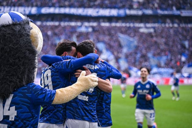 15 03 2026, Football, 2 Bundesliga, Season 2025 2026, Matchday 26, FC Schalke 04 Hannover 96, Edin Džeko Dzeko FC Schalke 04 celebrates the goal for 1 0, Kenan Karaman FC Schalke 04 l , Dejan Ljubicic FC Schalke 04 r xRHR PHOTO YYx Copyright: KROEGER RHR-FOTOx RHR-FOTO YY