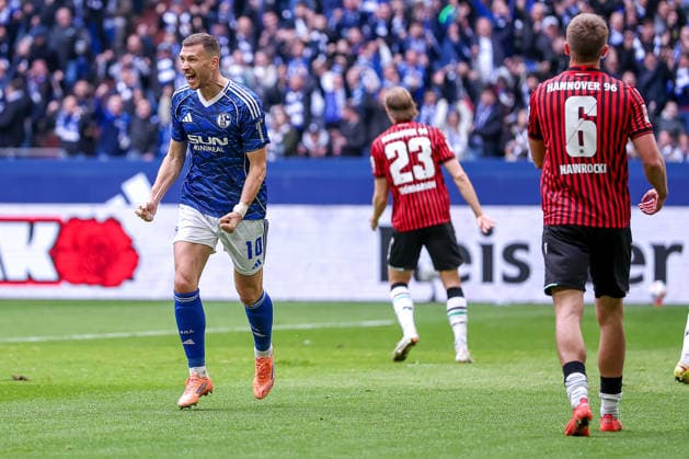 15 03 2026, Football, FC Schalke 04 Hannover 96, Matchday 26, 2 Fußball Bundesliga, Veltins Arena Gelsenkirchen, Season 2025 2026 Goal celebration after the goal to 1 0 by scorer Edin Dzeko Schalke04 10 together with DFB regulations prohibit any use of photographs as image sequences and or quasi video Nordrhein Westfalen Germany