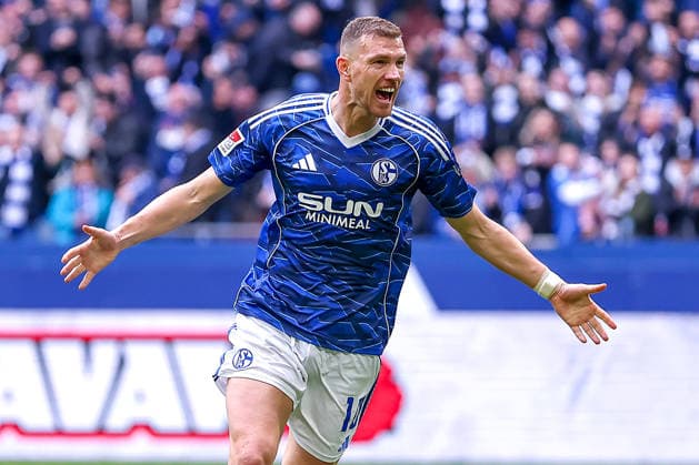 15 03 2026, Football, FC Schalke 04 Hannover 96, Matchday 26, 2 Fußball Bundesliga, Veltins Arena Gelsenkirchen, Season 2025 2026 Goal celebration after the goal to 1 0 by scorer Edin Dzeko Schalke04 10 together with DFB regulations prohibit any use of photographs as image sequences and or quasi video Nordrhein Westfalen Germany