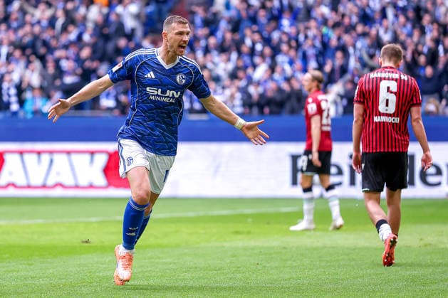 15 03 2026, Football, FC Schalke 04 Hannover 96, Matchday 26, 2 Fußball Bundesliga, Veltins Arena Gelsenkirchen, Season 2025 2026 Goal celebration after the goal to 1 0 by scorer Edin Dzeko Schalke04 10 together with DFB regulations prohibit any use of photographs as image sequences and or quasi video Nordrhein Westfalen Germany