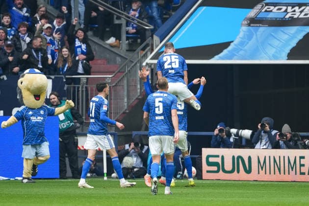 Soccer 2 Bundesliga, Matchday 26, FC Schalke 04 Hannover 96 on 15 03 2026 in Gelsenkirchen VELTINS Arena , Germany, Season 2025 2026 DFB DFL REGULATIONS PROHIBIT ANY USE OF PHOTOGRAPHS as IMAGE SEQUENCES and or QUASI VIDEO Collective cheering after the goal by Karaman, Kenan 19,S04 to 2 0 Gelsenkirchen VELTINS Arena Germany Copyright: xChristophxKinzingerx
