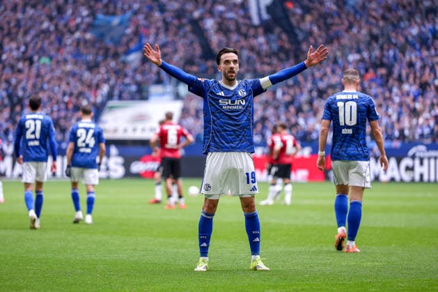 15 03 2026, Football, FC Schalke 04 Hannover 96, Matchday 26, 2 Fußball Bundesliga, Veltins Arena Gelsenkirchen, Season 2025 2026 Goal celebration after the goal to 2 0 by scorer Kenan Karaman Schalke04 19 DFB regulations prohibit any use of photographs as image sequences and or quasi video Nordrhein Westfalen Germany