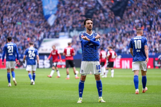 15 03 2026, Football, FC Schalke 04 Hannover 96, Matchday 26, 2 Fußball Bundesliga, Veltins Arena Gelsenkirchen, Season 2025 2026 Goal celebration after the goal to 2 0 by scorer Kenan Karaman Schalke04 19 DFB regulations prohibit any use of photographs as image sequences and or quasi video Nordrhein Westfalen Germany