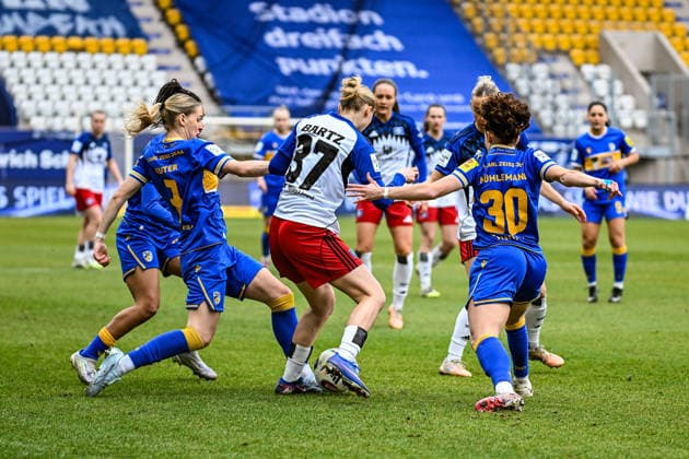 Soccer I Women I Season 2025 2026 I Bundesliga I 20 Matchday I FC Carl Zeiss Jena Hamburger SV I 15 03 2026 Paulina Bartz 37, Hamburger SV has to assert herself against 3 Jena players, from left to right Josephine Bonsu 23, FC Carl Zeiss Jena , Melina Laura Reuter 7, FC Carl Zeiss Jena and Elena Mühlemann 30, FC Carl Zeiss Jena Jena Ernst Abbe Sportfeld, ad hoc Arena Thüringen Germany Copyright: xLobeca InesxHähnelx