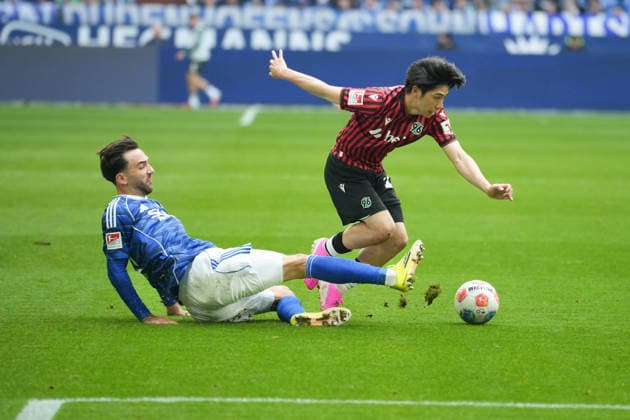 Soccer 2 Bundesliga, Matchday 26, FC Schalke 04 Hannover 96 on 15 03 2026 in Gelsenkirchen VELTINS Arena , Germany, Season 2025 2026 DFB DFL REGULATIONS PROHIBIT ANY USE OF PHOTOGRAPHS as IMAGE SEQUENCES and or QUASI VIDEO Yokota, Daisuke 18, H96 in duel with Karaman, Kenan 19, S04 Gelsenkirchen VELTINS Arena Germany Copyright: xChristophxKinzingerx