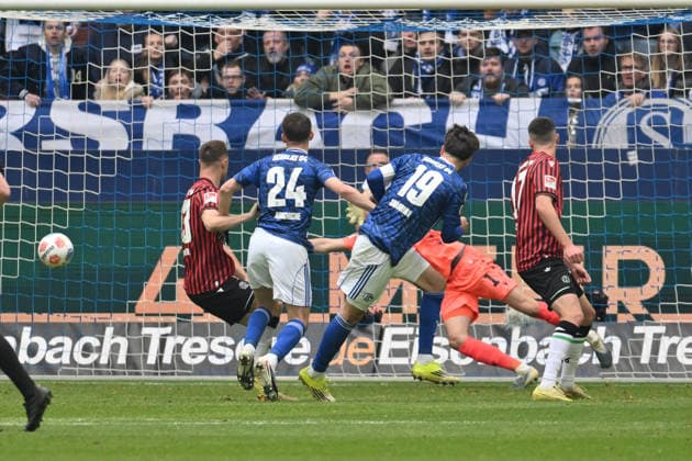 Kenan Karaman FC Schalke 04 , re , scores the goal with this header to 2 0 15 03 2026, Soccer 2 Bundesliga, Season 2025 2026, 26 Matchday, FC Schalke 04 Hannover 96 DFL regulations prohibit any use of photographs as image sequences and or quasi video Gelsenkirchen Veltins Arena Nordrhein Westfalen Germany Team2