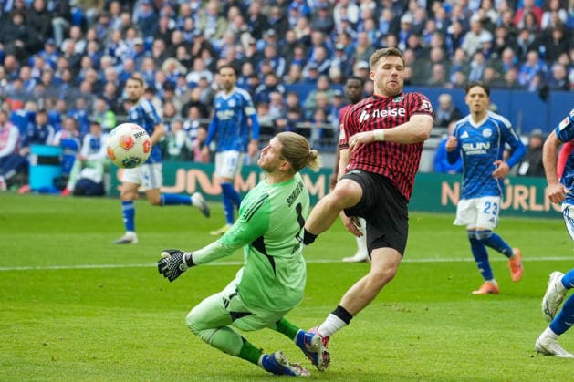 Soccer 2 Bundesliga, Matchday 26, FC Schalke 04 Hannover 96 on 15 03 2026 in Gelsenkirchen VELTINS Arena , Germany, Season 2025 2026 DFB DFL REGULATIONS PROHIBIT ANY USE OF PHOTOGRAPHS as IMAGE SEQUENCES and or QUASI VIDEO Penalty area scene between Karius, Loris 1, S04 and Källman, Paul 9, H96 Gelsenkirchen VELTINS Arena Germany Copyright: xChristophxKinzingerx