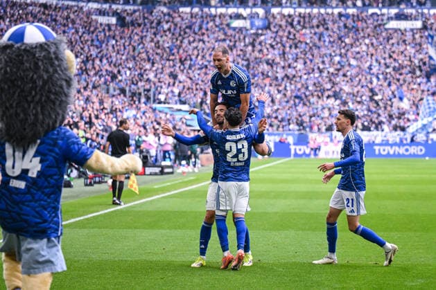 15 03 2026, Football, 2 Bundesliga, Season 2025 2026, Matchday 26, FC Schalke 04 Hannover 96, Kenan Karaman FC Schalke 04 celebrates the 2-0 goal, xRHR PHOTO YYx Copyright: KROEGER RHR-FOTOx RHR-FOTO YY