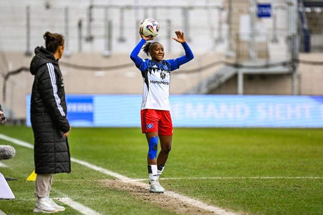 Soccer I Women I Season 2025 2026 I Bundesliga I 20 Matchday I FC Carl Zeiss Jena Hamburger SV I 15 03 2026 Magou Doucoure 2, Hamburger SV performs a throw-in in front of Liese Brancao coach, Hamburger SV free shot, close-up, portrait, portrait, single photo, single image, body Jena Ernst Abbe Sportfeld, ad hoc Arena Thuringia Germany Copyright: xLobeca InesxHähnelx