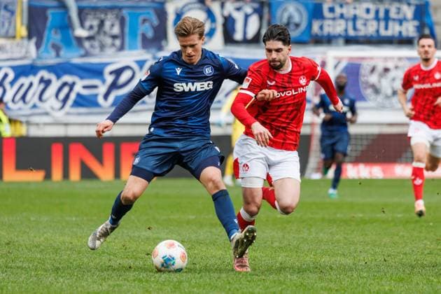 Dzenis Burnic Karlsruher SC in duel with Semi Sahin 1 FC Kaiserslautern , 1 FC Kaiserslautern vs Karlsruher SC, Soccer, 2 Bundesliga, Matchday 26, Season 2025 2026, 15 03 2026 1 FC Kaiserslautern vs Karlsruher SC, Soccer, 2 Bundesliga, Matchday 26, Season 2025 2026, 15 03 2026 Copyright: xEibner-Pressefoto AlexanderxNeisx EP_ANS